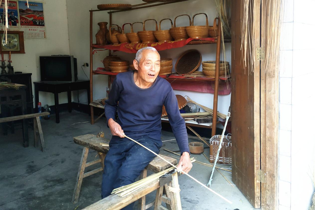 程万利在削篾 叶天寿  摄