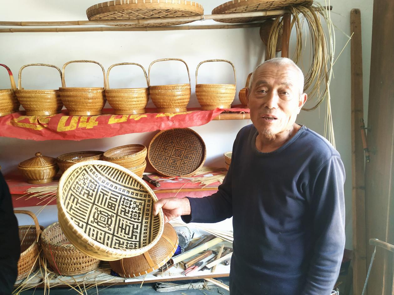 程万利展示竹编制品 叶天寿 摄