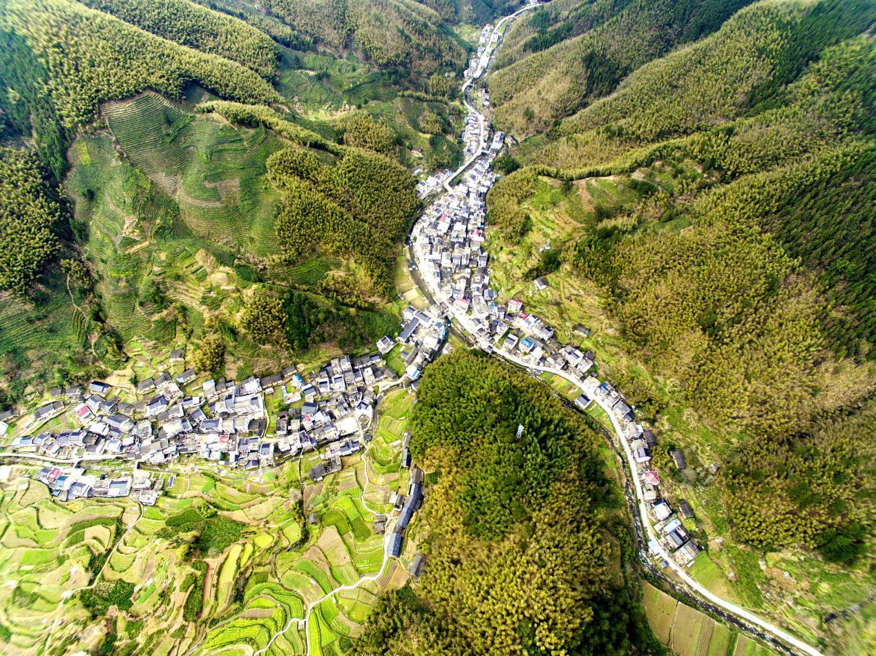 俯瞰岭脚  吴光明 摄