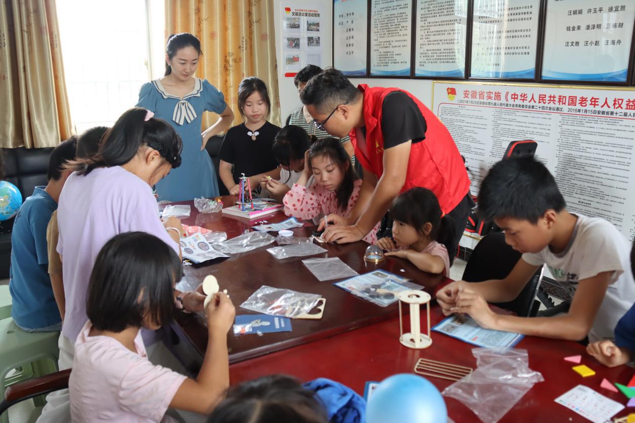 8月29日，乔木乡在金山村新时代文明实践站组织志愿者开展科学小实验制作活动，普及科学知识3
