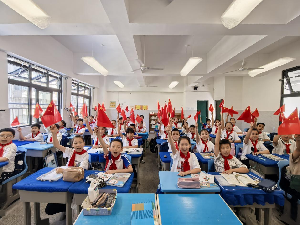 爱国小学开展庆祝国庆活动（谢贵武）