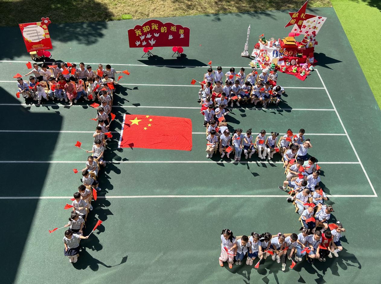 人民幼儿园亲子园开展“幼子心 祖国情”国庆节主题活动。（邹婷）