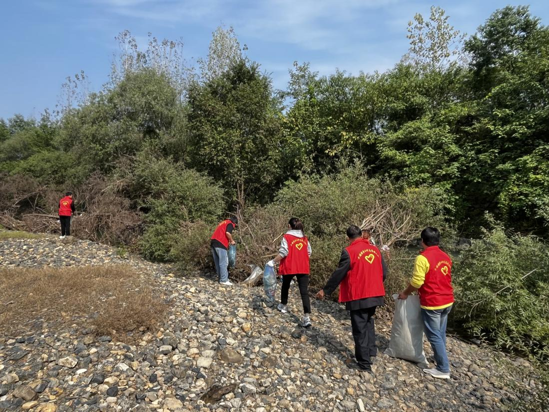 组织志愿者开展七星河流域河道垃圾清理志愿活动