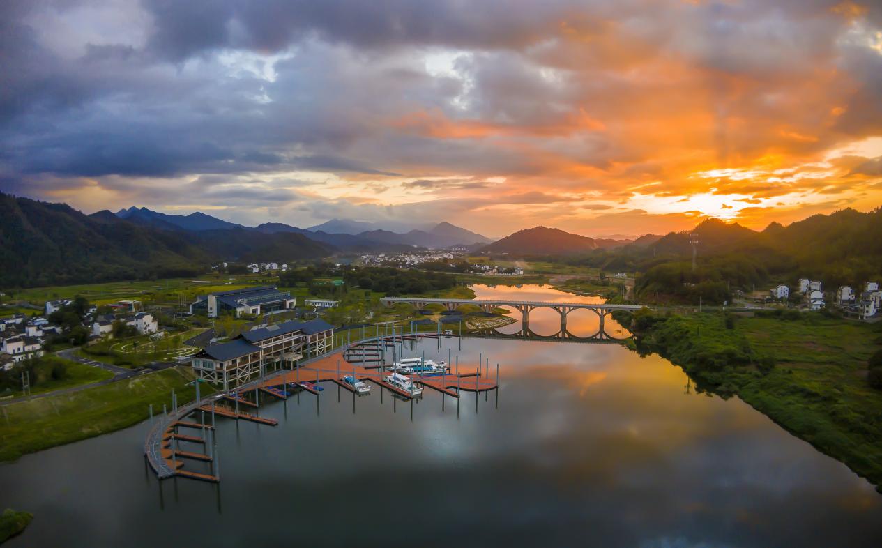 06 月潭湖夕照 摄影：方红光