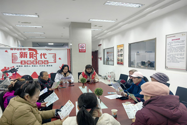 曹燕12.13图为周老师给大家讲解养生知识_副本.jpg
