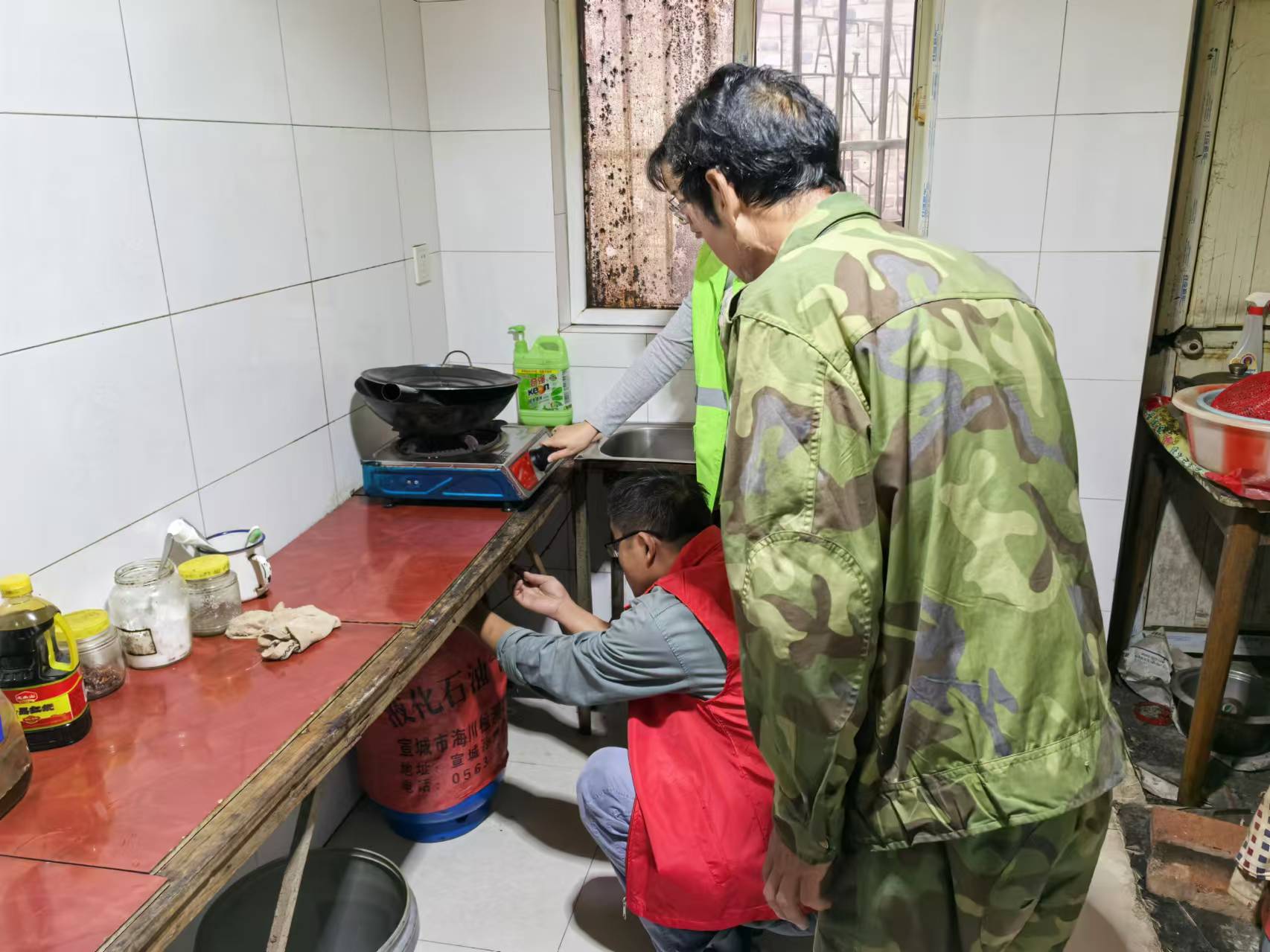 20241015 铜闸镇：志愿网格齐发力，筑牢液化气安全“生命线”（4）.jpg